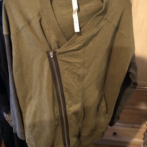 Lululemon Athletica Mula 10 green & grey asymmetrical zip jacket with pockets - Picture 4 of 12